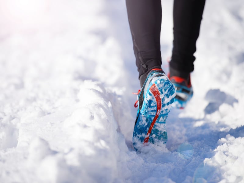 Läufer läuft im Schnee