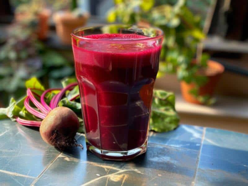 Ein Glas voll Rote-Bete-Saft