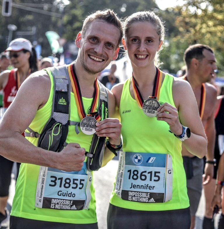 Frau und Mann mit Medaille vom Berlin-Marathon